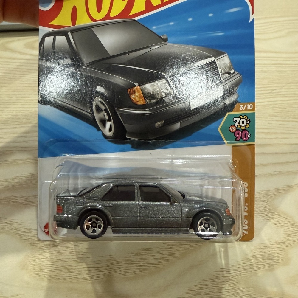 Mercedes-Benz 500 E Hot Wheels 3/10 - Picture 2 of 3